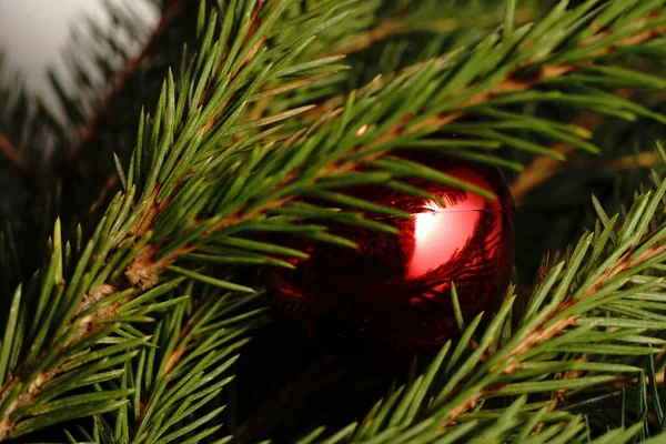 Χριστουγεννιάτικο Μπαλόνι Γύρω Από Χριστουγεννιάτικο Δέντρο Χαμηλά Φώτα Κλείσιμο — Φωτογραφία Αρχείου