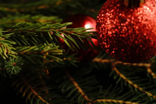 Kerstspeelgoedballon Rond Kerstboom Dim Het Licht Sluiten — Stockfoto