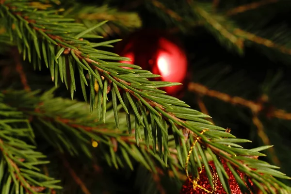 Kerstspeelgoedballon Rond Kerstboom Dim Het Licht Sluiten — Stockfoto