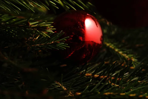 Kerstspeelgoedballon Rond Kerstboom Dim Het Licht Sluiten — Stockfoto