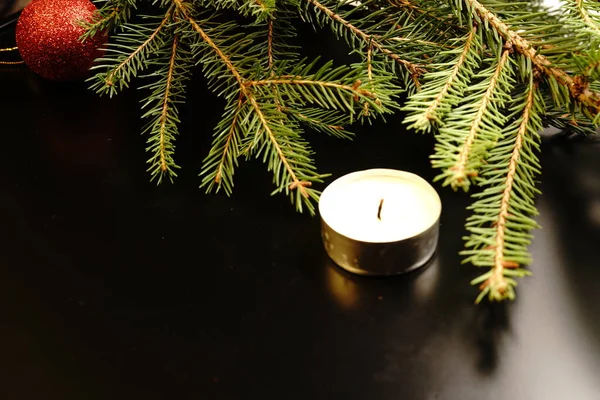 Vela Árbol Navidad Sobre Fondo Negro Luces Tenues —  Fotos de Stock