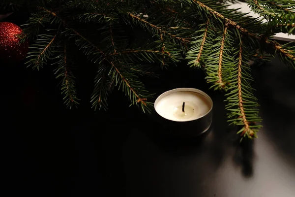 Vela Árbol Navidad Sobre Fondo Negro Luces Tenues —  Fotos de Stock