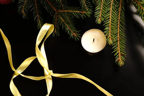 Svíčka Vánoční Strom Černém Pozadí Tmavá Světla — Stock fotografie