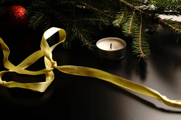 Vela Árbol Navidad Sobre Fondo Negro Luces Tenues —  Fotos de Stock