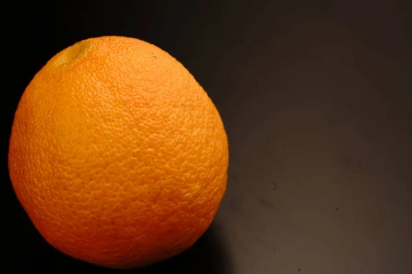 Orange Sur Fond Noir Lumière Était Faible Des Couleurs Vives — Photo