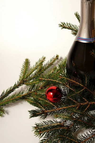 Een Fles Champagne Een Kerstboomtak Een Witte Achtergrond Isolaat — Stockfoto