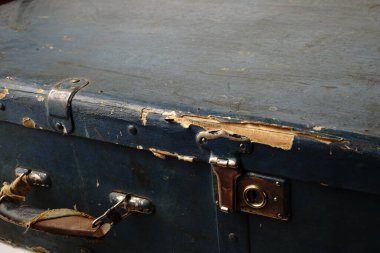 19. yüzyılın yaklaşık 40 yıllık eski bir bavulu. Koyu mavi renk ve metal eklerle korunan köşeler. İki kilit. Büyük. 