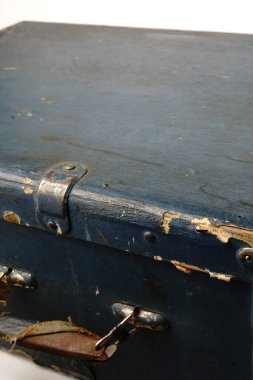 19. yüzyılın yaklaşık 40 yıllık eski bir bavulu. Koyu mavi renk ve metal eklerle korunan köşeler. İki kilit. Büyük. 