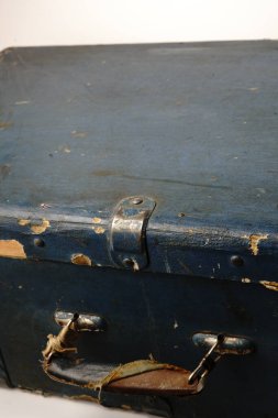 19. yüzyılın yaklaşık 40 yıllık eski bir bavulu. Koyu mavi renk ve metal eklerle korunan köşeler. İki kilit. Büyük. 