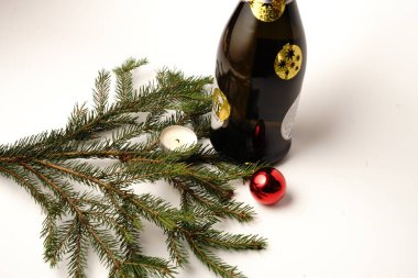 Bir şişe şampanya ve Noel ağacı dalı. İzole et