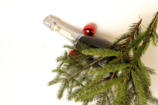 Láhev Šampaňského Vánoční Větvičku Bílém Pozadí Izolovat — Stock fotografie