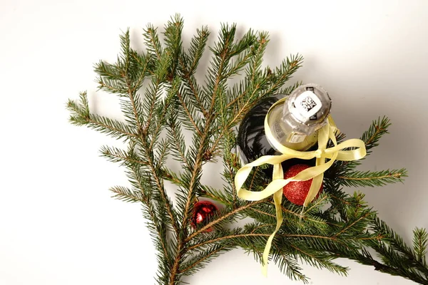 Láhev Šampaňského Větvičku Vánočního Stromku Vánoční Hračka Bílém Pozadí Izolovat — Stock fotografie