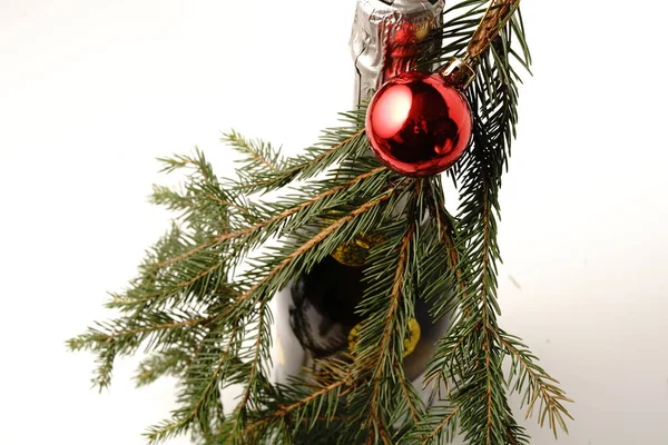 Láhev Šampaňského Větvičku Vánočního Stromku Izolovat — Stock fotografie