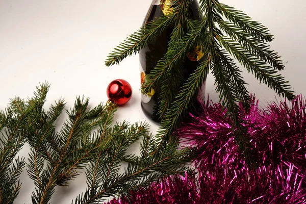 Láhev Šampaňského Větvičku Vánočního Stromku Izolovat — Stock fotografie