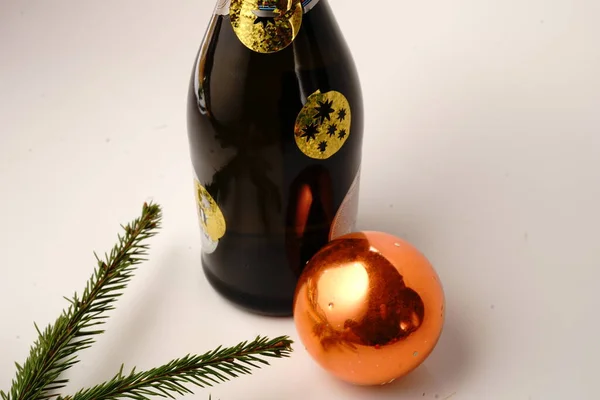 Eine Flasche Champagner Und Ein Christbaumzweig Isoliert — Stockfoto