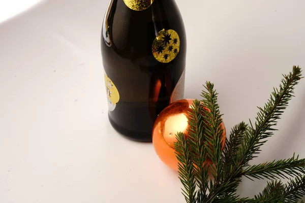 Een Fles Champagne Een Kerstboomtak Isolaat — Stockfoto