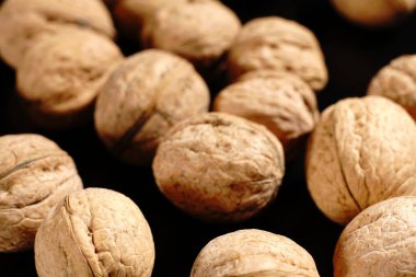 Siyah arka planda cevizler. Işık loştu..