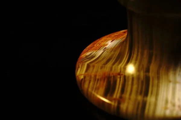 Der Stiel des Glases besteht aus Onyx. Glas aus handgeschöpftem Stein. — Stockfoto
