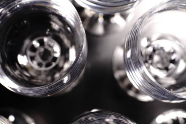 Siyah arka planda votka bardakları. Yakın çekim..