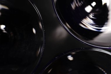 Bardaki siyah arka planda şeffaf kokteyl bardakları. Yakın çekim..