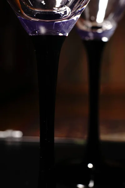 バーで黒の背景に透明なカクテルグラス。閉鎖. — ストック写真