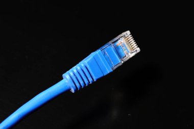 İnternet bağlantısı kablosu mavi. Siyah arkaplanda RJ45.