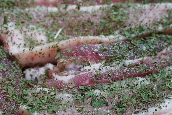 구운 고기에 보내는 지방층이 있는 돼지고기 날 쭉 한 조각들. — 스톡 사진