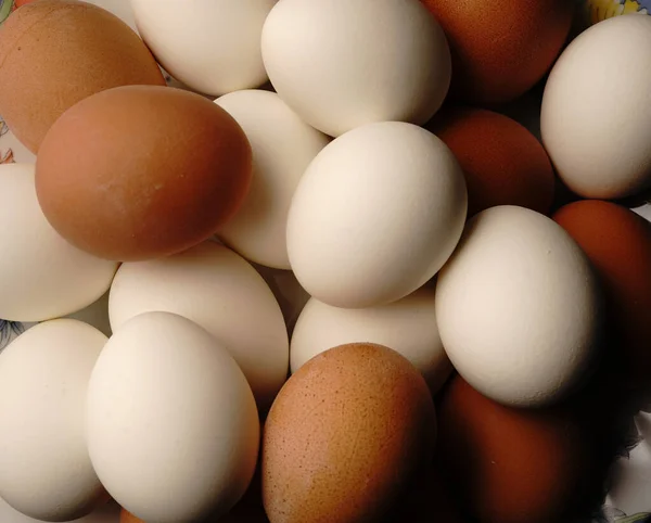 盘子里有许多白色和褐色的鸡蛋.顶部视图. — 图库照片