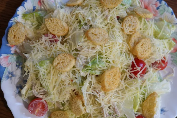 Ensalada en un plato. Vista superior. — Foto de Stock