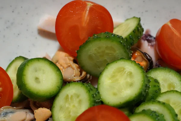 Зелений салат з помідорами та огірками. Капуста і червоний перець . — стокове фото