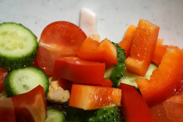 Зелений салат з помідорами та огірками. Капуста і червоний перець . — стокове фото
