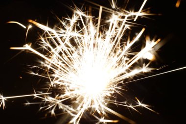 Zifiri karanlıkta parlak kıvılcımlar. Yakın çekim..