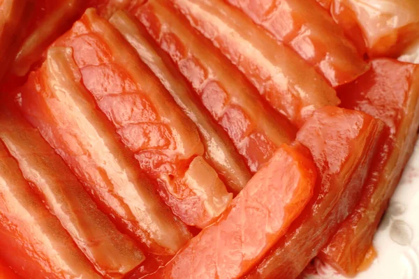 Bucățile de pește roșu de pe farfurie sunt tăiate uniform . — Fotografie, imagine de stoc