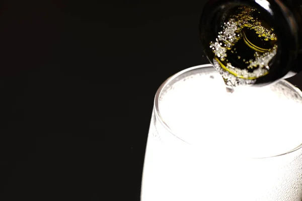黒を基調にシャンパンをグラスに注ぐ。閉鎖. — ストック写真