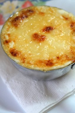 Fransız jülyen yemekleri az önce altın hamurla pişirildi. Beyaz bir tabakta, peçetenin üzerinde yatıyor..