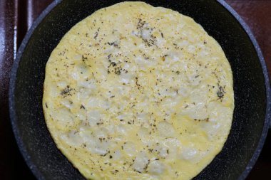 Kahvaltı için baharatlı bir tavada çırpılmış yumurta..