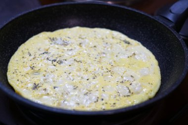 Kahvaltı için baharatlı bir tavada çırpılmış yumurta..