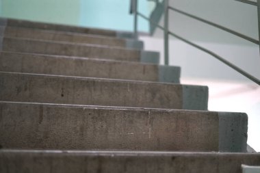 Binanın içindeki yangın ihtimaline karşı merdivenler. Merdivenler ve korkuluklar görünür..