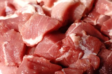 Çiğ kırmızı domuz eti parçaları yakın plan. Yemek pişirmek için ince doğranmış..