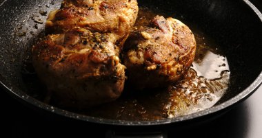 Kızartma tavasında kızartılmış büyük tavuk parçaları..