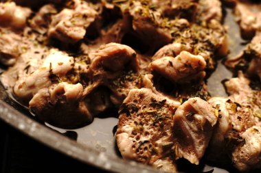 Fırında pişirilmiş domuz eti dilimleri. Kahverengi renk.