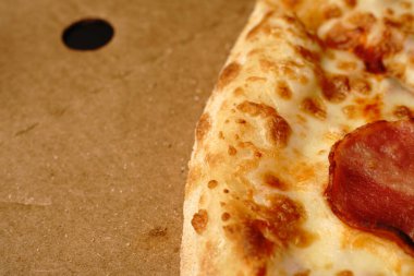 Restorandan peynirli ve jambonlu pizza. Yakın çekim..