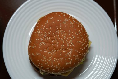 MOSCOW, Rusya-9 Aralık 2020 McDonalds yemeği. Beyaz tabakta hamburger. Üst görünüm.