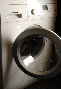 Moskova, Rusya - 14 Ocak 2021: Banyoda markalı çamaşır makinesi. Kapı açık.