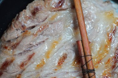 Kızartma çubuklu kırmızı et. Yakın çekim.