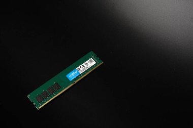 Moskova, Rusya - 3 Mart 2021: Siyah arka planda yüksek kapasiteli kişisel bilgisayar için markalı RAM çubukları. Kapat