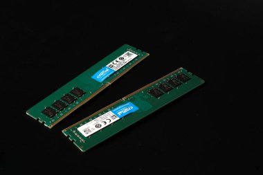 Moskova, Rusya - 3 Mart 2021: Siyah arka planda yüksek kapasiteli kişisel bilgisayar için markalı RAM çubukları. Kapat