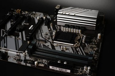 Moskova, Rusya - 3 Mart 2021: Siyah arka planda modern markalı Anakart PC. Üst Manzara. Sönük ışıklar