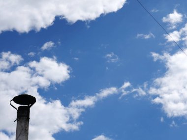 Baca yığını ve beyaz bulutlu mavi bir gökyüzü. Metin için boşluk