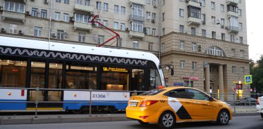 Moskova, Rusya - 27 Ağustos 2020: Moskova caddesi. Yaz. Tramvay ve taksi. Tipik bir şehir günü